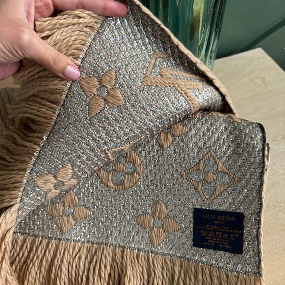NEW LOUIS VUITTON LOGOMANIA SCARF SHINE LIGHT BROWN - Picture 4 of 4